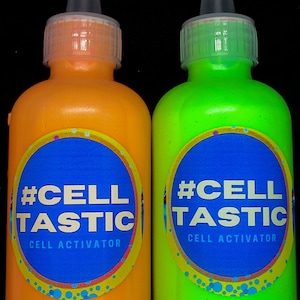 K&ouml;nnte beinhalten: Zwei Flaschen Zell-Aktivator, eine orange und eine gr&uuml;ne. Die Flaschen haben ein Etikett mit dem Text "#CELLTASTIC CELL ACTIVATOR" und den Namen "Caution Orange" und "Limarita Green".