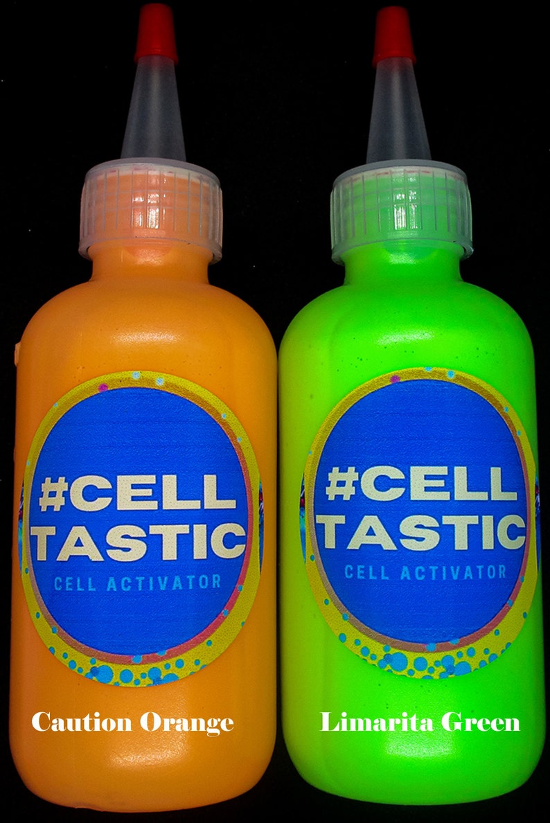 K&ouml;nnte beinhalten: Zwei Flaschen Zell-Aktivator, eine orange und eine gr&uuml;ne. Die Flaschen haben ein Etikett mit dem Text "#CELLTASTIC CELL ACTIVATOR" und den Namen "Caution Orange" und "Limarita Green".