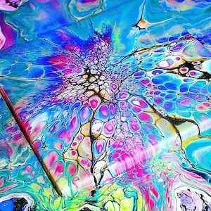 K&ouml;nnte beinhalten: Abstraktes Gem&auml;lde mit einem wirbelnden Muster in Blau, Rosa, Wei&szlig; und Schwarz. Die Farbe wurde gegossen und verwirbelt, um ein einzigartiges Design zu schaffen.