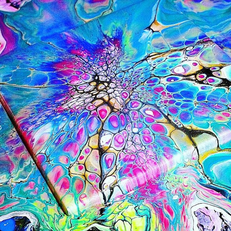K&ouml;nnte beinhalten: Abstraktes Gem&auml;lde mit einem wirbelnden Muster in Blau, Rosa, Wei&szlig; und Schwarz. Die Farbe wurde gegossen und verwirbelt, um ein einzigartiges Design zu schaffen.