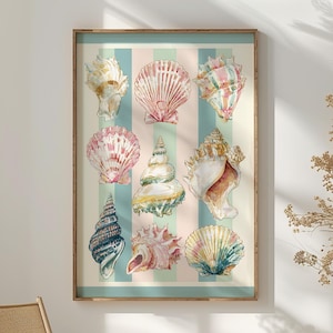 Peut inclure: Une affiche encadrée présentant des illustrations à l'aquarelle de divers coquillages. Les coquillages sont dans des tons de rose, jaune, bleu et blanc, sur un fond rayé bleu clair, rose et vert. Le cadre est de couleur bois naturel.