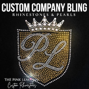 Puede incluir: Gráfico negro con el texto "CUSTOM COMPANY BLING RHINESTONES & PEARLS". El gráfico presenta un diseño de escudo con las letras "PL" en pedrería, una corona y el texto "THE PINK LEMONN Custom Rhinestones".