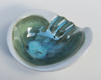 Cendrier en céramique biomorphique de l’ère du milieu du siècle - Glaçure grise avec reflets verts - Plateau en forme de rein - Poterie Kroywen - Gants Sheldon - 6,5 »