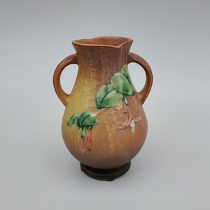 Roseville Art Pottery Golden Brown Fuschia Handled Vase - Shape 895-7 - Green Leaves - Red And White Blossoms - 1930&#39;s Era - 7.5&quot;