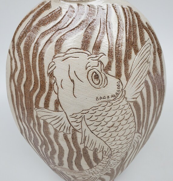 魚の浮彫り陶器壺 Joe and Hiroka Winter Large Hand Carved Nevada Studio