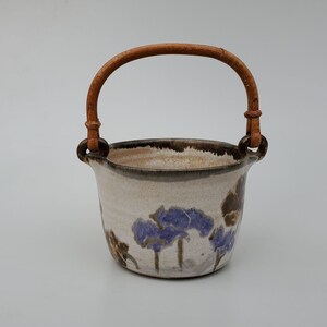 Etta May Frazier Northwest Studio Pottery Rattan Handle Pottery Basket - Diseño de flores decoradas - Bremerton WA Potter