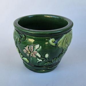 Awaji Japanischer Grün-Blumen-Jardinere - Kunstvolles Grün-Blumen-Schnörkelarbeit und rosa Blumen-Design - Schönes Detail - 5 Farben - 4,125 "