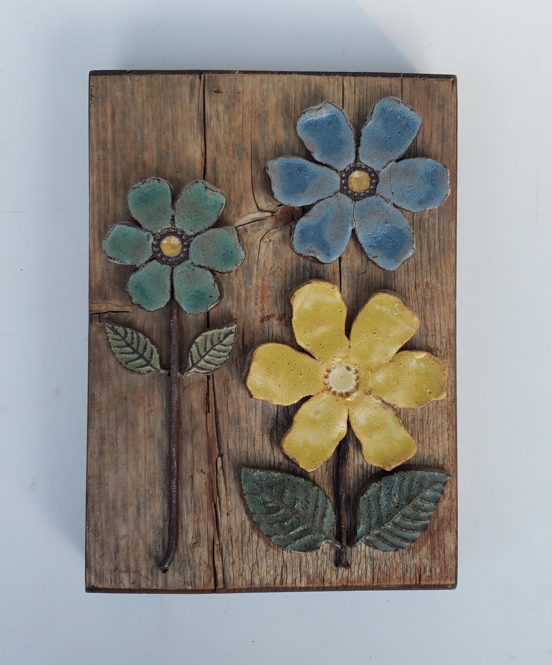 John Dunlap Ceramic Daisy Flower Wall Art: Barn Wood Plaque, NW