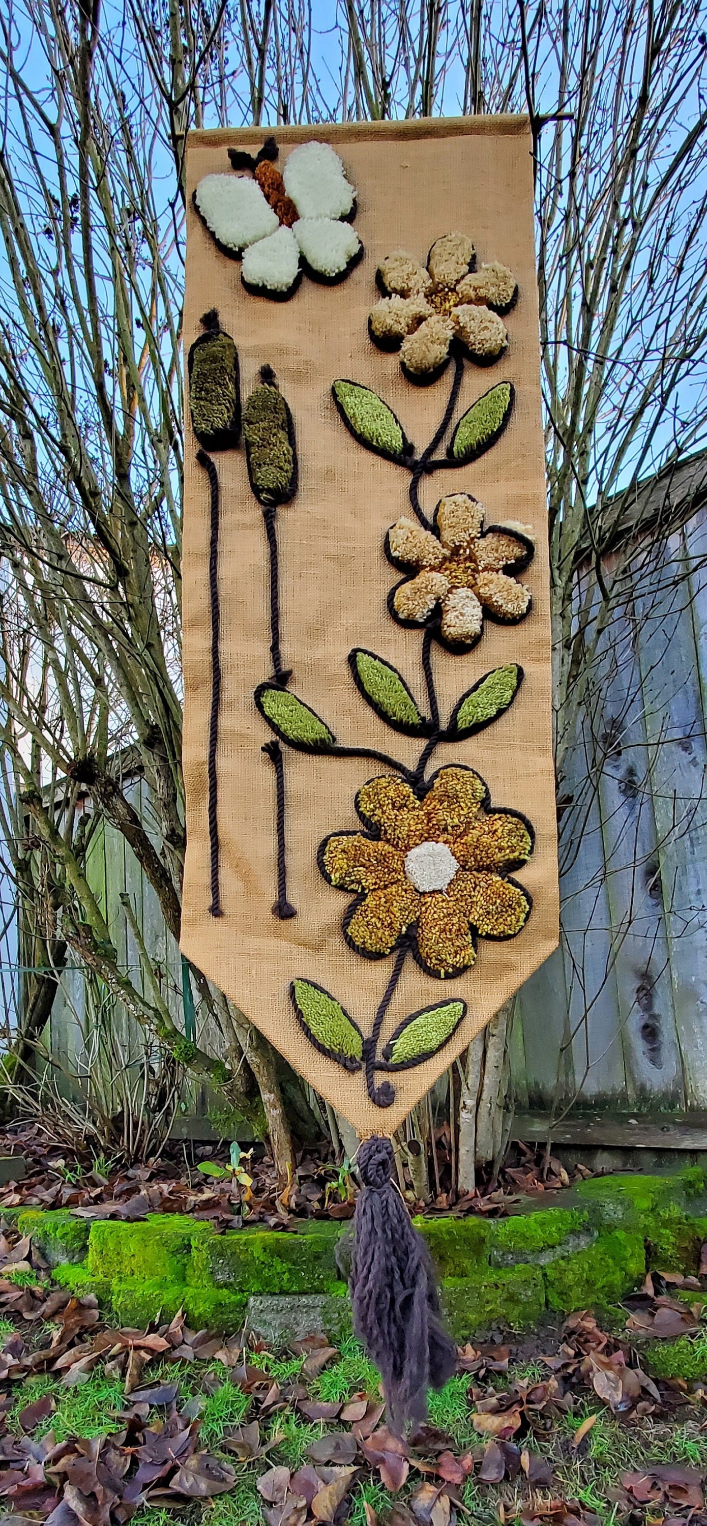 USA 60’s 70's ヴィンテージ 壁掛け マッシュルーム かえる 蝶 Vintage Butterfly and Mod Flower - Latch Hook on Burlap Wall Art