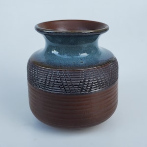 Pottery Craft Drip Glaze Pottery Vase - Robert Maxwell - Diagonal Carved Shoulder Design - Mid Century Era Ribbed Pottery Vase - 6"