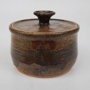 Betty and Nelson Mears Studio Pottery Large Covered Serving Bowl - Hand Made Lid With Drip Glaze - Tacoma Washington Artist Potters - 7"