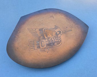 Plateau en cuivre gravé d'un artiste du nord-ouest de Harold Alfred - Motif martin-pêcheur indien kwakiutl - 33 cm