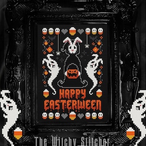 Può includere: Uno schema di ricamo a punto croce incorniciato in nero con un coniglio bianco che indossa un cappello da strega e tiene una zucca. Il testo recita "Happy Easterween" con mais dolce e teschi che circondano il coniglio.