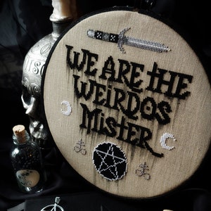 Wij zijn de Weirdos Mister ~ Gotisch kruissteekpatroon ~ Wiccan, Heks, Occult, Modern, The Craft, Film, Halloween ~ TWEE versies