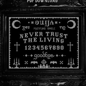 Puede incluir: Un patr&oacute;n de punto de cruz en blanco y negro de una tabla Ouija con el texto "Nunca conf&iacute;es en los vivos" y los n&uacute;meros del 1 al 9 y el 0. El patr&oacute;n est&aacute; enmarcado en un marco negro adornado con dos velas negras a cada lado. El texto "The Witchy Stitcher" est&aacute; debajo del marco.