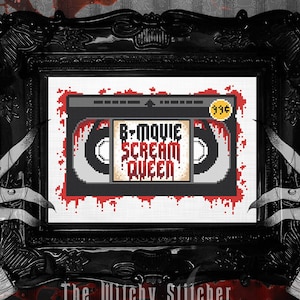 Puede incluir: Un patrón de punto de cruz en blanco y negro de una cinta VHS con el texto "B-Movie Scream Queen" y una pegatina amarilla con el texto "99¢". El patrón está enmarcado en un marco negro con un passe-partout blanco. El marco está rodeado de un fondo oscuro con murciélagos y salpicaduras de sangre.
