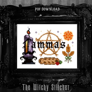 Puede incluir: Un diseño de punto de cruz enmarcado con la palabra "Lammas" y símbolos relacionados. El diseño incluye una vela, un pentagrama, un sol, trigo y un pan. El marco es negro y ornamentado, sobre un fondo oscuro y texturizado.