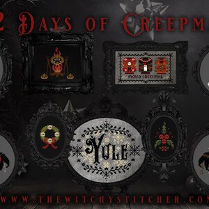 Puede incluir: Doce d&iacute;as de Creepmas, patrones de punto de cruz en marcos negros con varios dise&ntilde;os navide&ntilde;os espeluznantes, que incluyen un fantasma, un mu&ntilde;eco de nieve, una bruja ardiente, una corona, un dise&ntilde;o de Yule, una rama de acebo y un murci&eacute;lago. El texto "www.thewitchystitcher.com" est&aacute; en la parte inferior de la imagen.