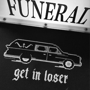 Puede incluir: Un bordado de punto de cruz sobre tela negra con un gráfico de coche fúnebre blanco, el texto "get in loser" debajo y la palabra "FUNERAL" en letras negras grandes en la parte superior. El texto "The Witchy Stitcher" aparece abajo a la derecha.
