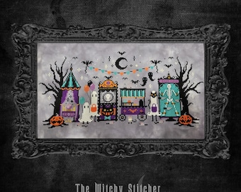 Op de afbeelding: Een kruissteekpatroon met een griezelige Halloween-carnavalscène met een tent, eetkraampjes, geesten en een skelet. Het patroon is ingelijst in een zwart, versierd frame en bevat de tekst "The Witchy Stitcher".