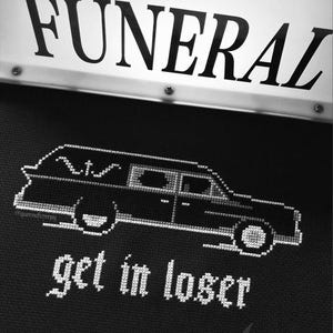 Op de afbeelding: Een zwart kruissteek borduurwerk op stof met een witte omtrek van een lijkwagen, de tekst "FUNERAL" erboven, de zin "get in loser" onder het voertuig en "The Witchy Stitcher" in de rechterbenedenhoek op een zwarte achtergrond.