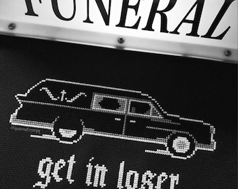 Puede incluir: Un bordado de punto de cruz sobre tela negra que muestra el contorno blanco de un coche fúnebre con el texto "FUNERAL" encima, la frase "get in loser" debajo del vehículo y "The Witchy Stitcher" en la esquina inferior derecha.
