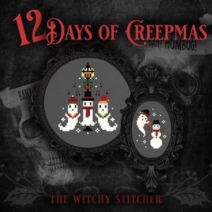 Puede incluir: Un patr&oacute;n de punto de cruz con tres fantasmas cantando villancicos alrededor de un &aacute;rbol de Navidad con el texto "12 Days of Creepmas Bah! Humbug!" y "The Witchy Stitcher".