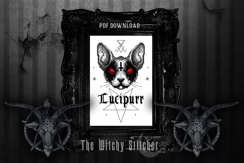 K&ouml;nnte beinhalten: Schwarzwei&szlig;es Kreuzstichmuster mit einer schwarzen Katze mit roten Augen, einem Pentagramm und dem Text "Lucifurr". Das Muster ist in einem schwarzen Rahmen mit dem Text "The Witchy Stitcher" unter dem Muster gerahmt.