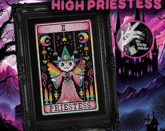 Puede incluir: Una obra de punto de cruz enmarcada titulada High Priestess que muestra un gato con sombrero de bruja y túnica con alas de arcoíris. El diseño incluye motivos celestiales como lunas y estrellas, velas y el texto Priestess en un marco negro.