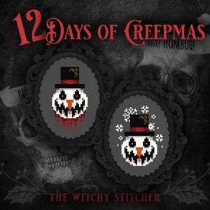 Puede incluir: Dos patrones de punto de cruz con un mu&ntilde;eco de nieve espeluznante con una sonrisa de dientes y sangre goteando. Los patrones est&aacute;n enmarcados en marcos ovalados negros y grises. El texto "12 Days of Creepmas" y "Bah! Humbug!" est&aacute;n en la parte superior de la imagen. El texto "The Witchy Stitcher" est&aacute; en la parte inferior de la imagen.