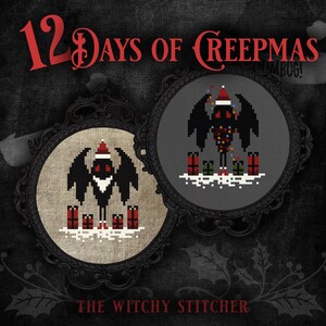 Puede incluir: Dos patrones de punto de cruz con un murci&eacute;lago negro que lleva un gorro de Pap&aacute; Noel y sostiene regalos. Los patrones est&aacute;n enmarcados en negro y tienen un fondo blanco. El texto "12 Days of Creepmas" est&aacute; en la parte superior de la imagen. El texto "The Witchy Stitcher" est&aacute; en la parte inferior de la imagen.