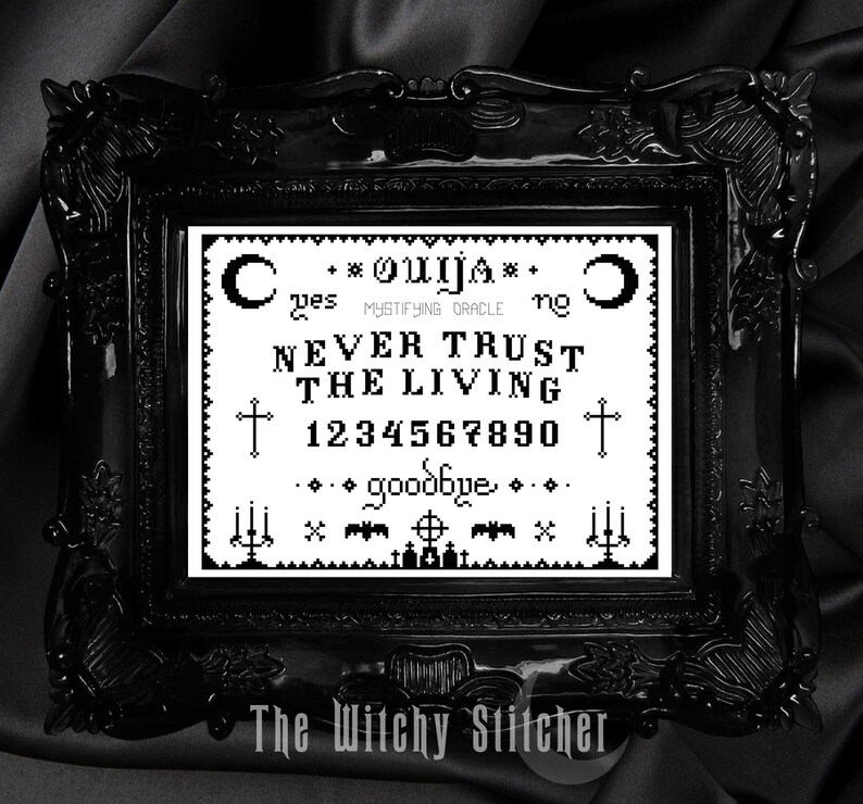 Puede incluir: Imagen en blanco y negro de una tabla Ouija con el texto "Ces * OUIJA * ne NEVER TRUST THE LIVING &dagger; 1234567890 &dagger; ...goodbye..." en un marco negro con el texto "The Witchy Stitcher" en la parte inferior.
