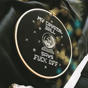 Ma boule de cristal dit F*CK OFF - NOIR - Motif de point de croix gothique - Drôle, Moderne, Sorcière, Subversif, Ésotérique, Occulte, Rude, Orb