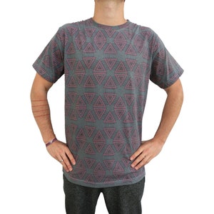 Könnte beinhalten: Ein graues T-Shirt mit einem rosafarbenen geometrischen Muster aus Dreiecken.