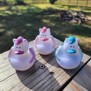 Bunte Badeente mit Pegasusmotiv - pink lila blau - einzeln oder im 3er Pack