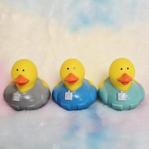 Medyczne fartuchy tematyczne żółte gumowe kaczki zabawka na biurko prezent dla przyjaciela prezent dla pielęgniarki prezent dla fizjoterapeuty prezent dla pielęgniarza prezent dla ukochanej osoby