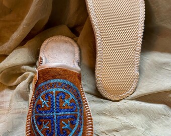 Embroidered Wool Slippers: Handmade Kyrgyz Felt Unisex Shoes