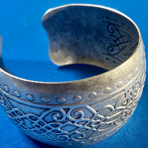 Brandneues, einzigartig gestaltetes Armband mit traditionellen Mustern aus Zentralasien. Besitze das Beste aus Nomaden. Perfektes Geschenk!