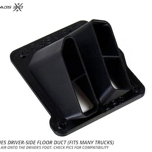 Könnte beinhalten: Schwarzer Kunststoff-Ford F-Serie Fahrerseitiger Bodenauslass. Der Kanal hat eine rechteckige Basis mit zwei Luftkanälen. Der Text "CROSSROADS" befindet sich oben links. Der Text "FORD F-SERIES DRIVER-SIDE FLOOR DUCT (FITS MANY TRUCKS)" steht unten. Hergestellt in den USA.