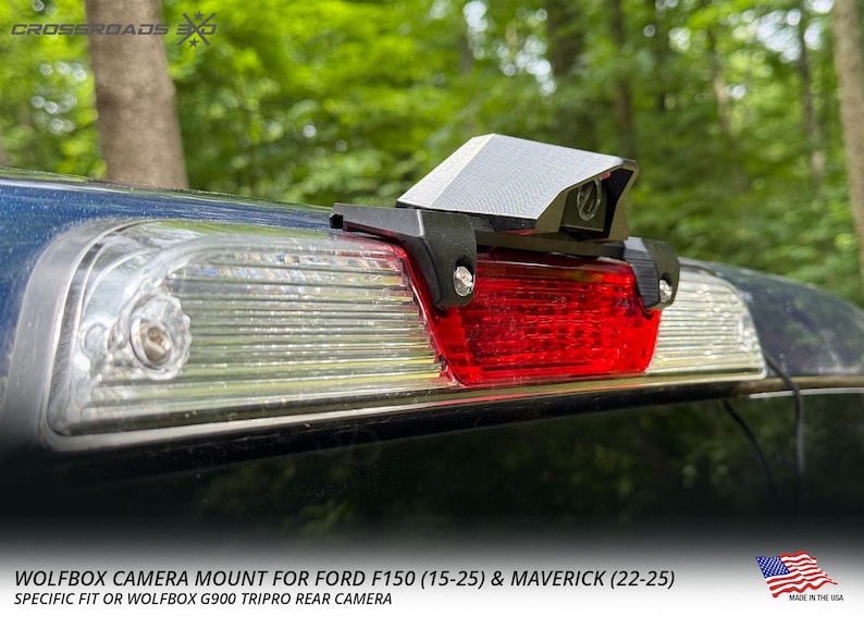 以下が含まれることがあります： フォードF150 (15-25) およびマベリック (22-25) トラック用の黒いWolfboxカメラマウント。マウントは赤いブレーキライトの上に設置されています。アメリカ製です。