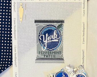 Adorno navideño York Peppermint Patty Pattie bordado a punto de aguja sobre lienzo Zweigart de 18 hilos.