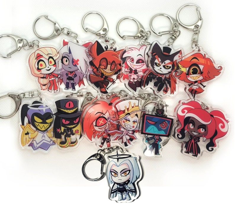 Puede incluir: Un conjunto de 11 llaveros de personajes de dibujos animados coloridos que representan personajes de la serie animada Hazbin Hotel. Los llaveros est&aacute;n hechos de acr&iacute;lico transparente y presentan personajes como Angel Dust, Charlie, Vaggie, Alastor, y m&aacute;s.