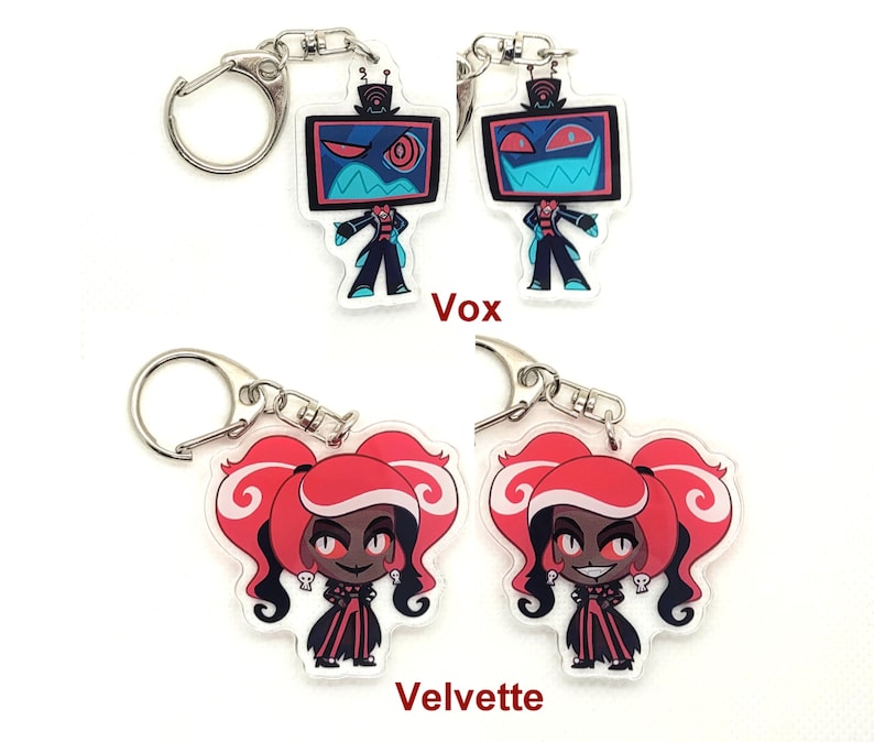 Puede incluir: Dos llaveros con personajes de dibujos animados de la serie animada "Hazbin Hotel". El primer llavero presenta a Vox, un robot azul y rojo con una pantalla de televisi&oacute;n como cabeza. El segundo llavero presenta a Velvette, un demonio de pelo rojo con un vestido negro y un collar de calavera.