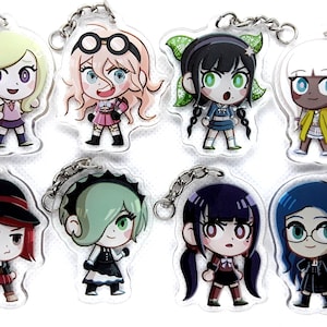 Op de afbeelding: Acht kleurrijke anime-personage sleutelhangers met verschillende kapsels en outfits. De sleutelhangers zijn gemaakt van helder acryl en bevatten gedetailleerde illustraties van de personages.