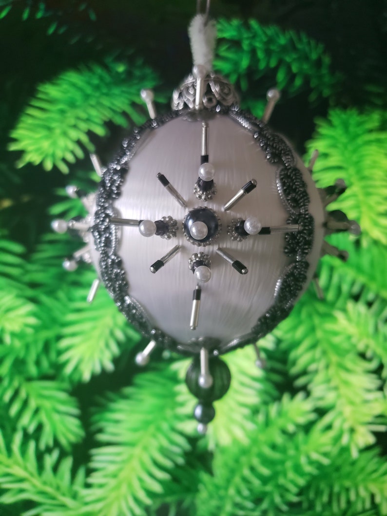 tree decoration White Nostalgic Retro Ornament Beaded Christmas Ornament Silver /& Black Satin Wrapped Ball