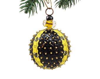 Adorno de abeja con cinta de abejas zumbadoras y lentejuelas negras. Adorno para árbol de primavera y Pascua. Adornos navideños con pin de estilo retro.
