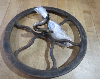 Antique 1902 Singer Pedal Sewing Machine Class 15 Fly Wheel with bolt (E)
