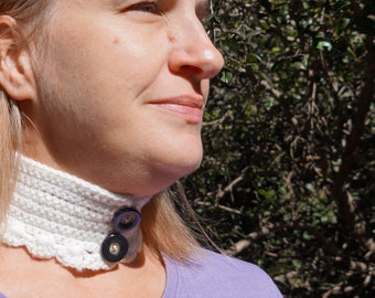 White crochet collar - neck warmer with vintage buttons - button up scarf