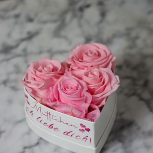 Caja de rosas personalizada con forma de corazón Infinity Roses