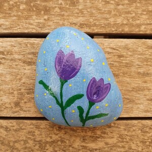 Tulpen bemalte Steine, Blumenbemalte Steine,naturbemalt, Dekorationsstein, Blumenbemalter Stein,Bürodekor, Frühlingskunst